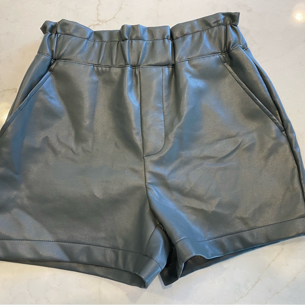 BAGATELLE COLLECTION Gathered Elastic Faux Leather Paper Bag Shorts. Size XS